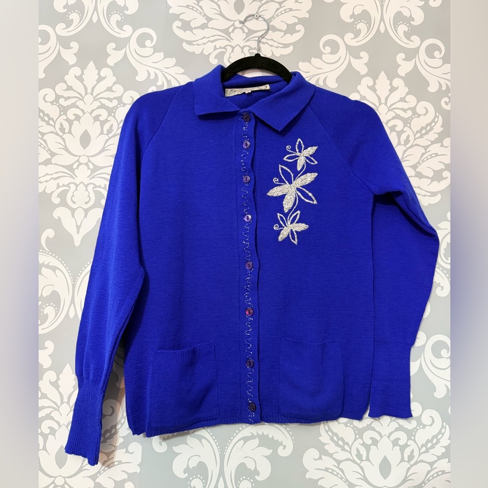 4/$25 •‎ Vintage Balmoral Royal Blue Embroidered Wool Cardigan